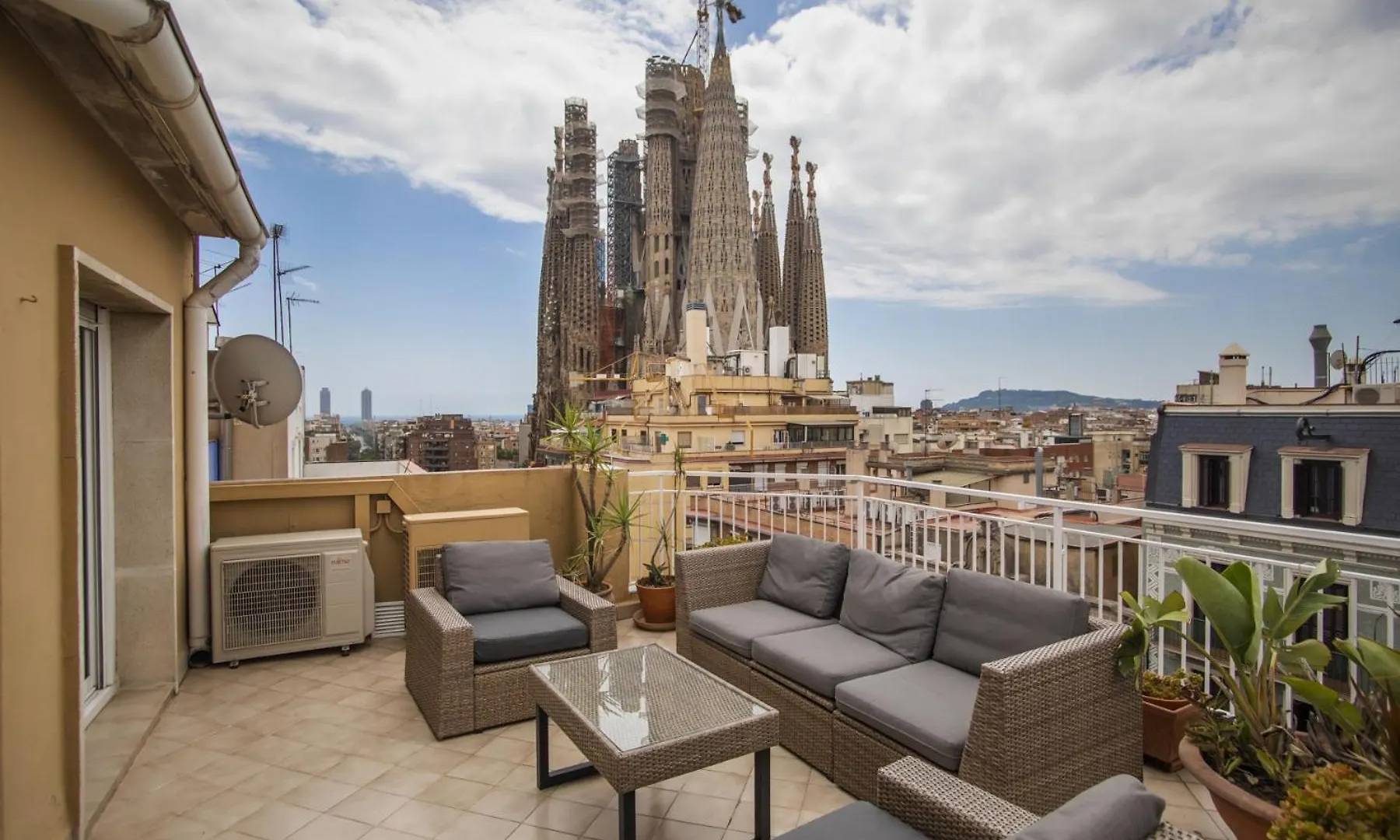 A1Mar1023 Breathtaking Rooftop In Sagrada Familia contacts